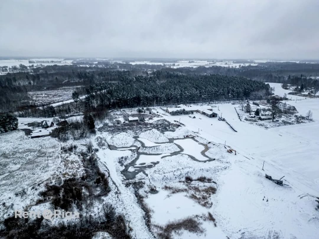Tiek pārdots investīciju objekts zemes īpašums ar aktīvu karjeru un darbojošos biznesu.