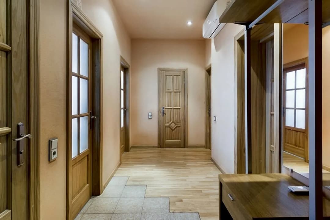 Pārdod plašu un kvalitatīvi labiekārtotu 3 istabu dzīvokli 103,6 m ar lodžiju un balkonu.