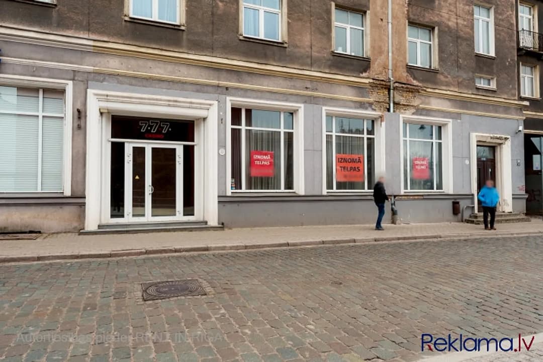 Telpas tirdzniecībai pie Strēlnieku laukuma. + 1. stāvs 142 m2. Platība sastāv no zāles,