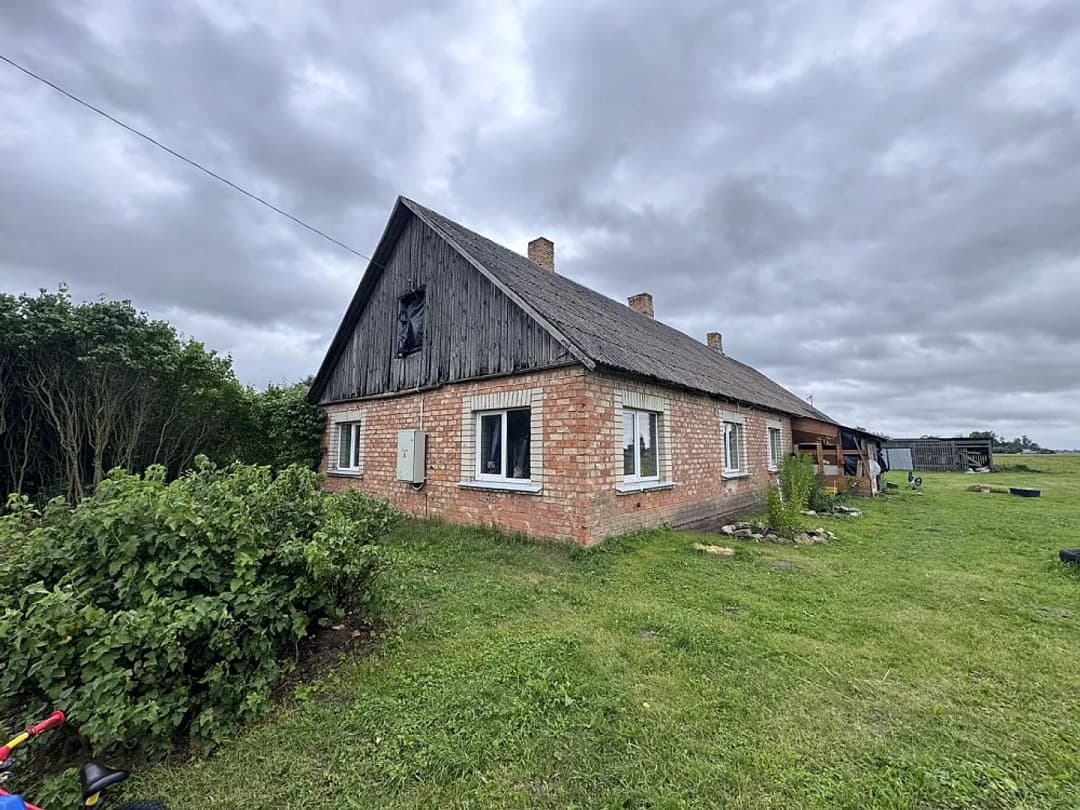 Pārdod dzīvojamo māju ar saimniecības ēku un zemes gabalu 3,9 ha.
Apbūve:
1940. gadā — bilde 4