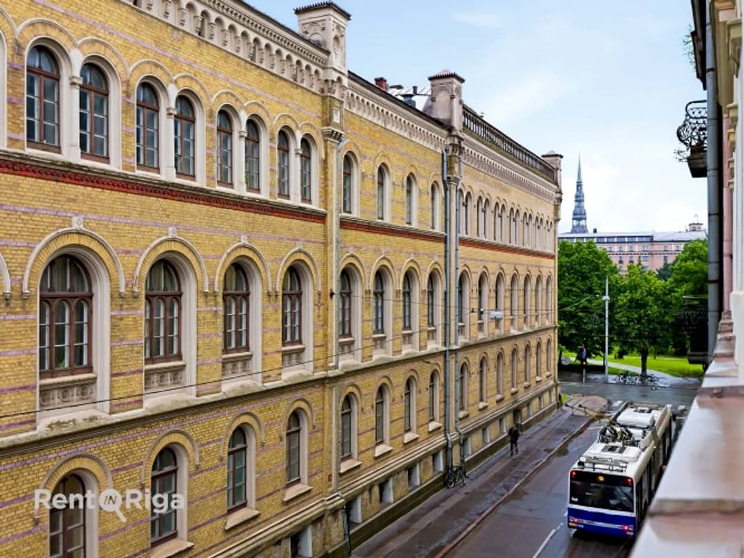 Izīrē gaišu 2 istabu dzīvokli pašā Rīgas centrā! Ienākot dzīvoklī, jūs sagaida neliels — vēl bildes
