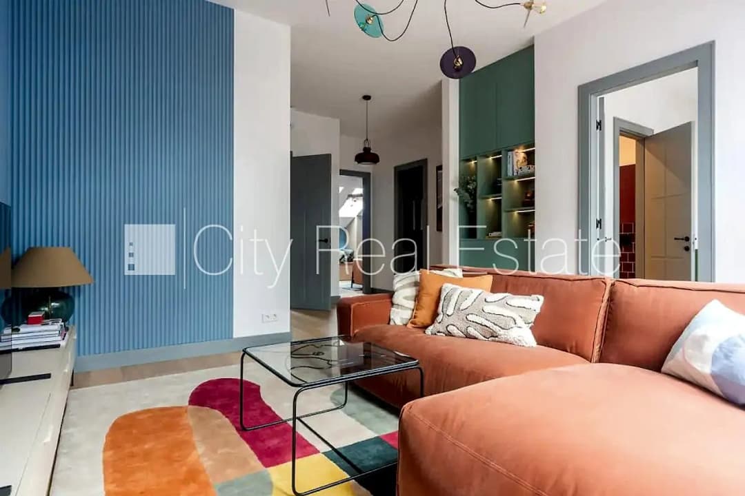 Renovēta māja, luksuss apartamenti 82 m2, ir lifts, kāpņu telpa pēc kapitālā remonta, logi — bilde 2