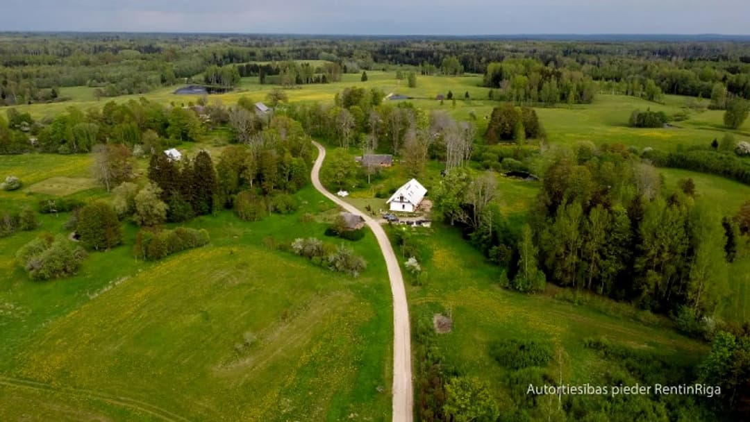 Kvalitatīvi un pārdomāti būvēta lauku māja no dabīgiem un ilgtspējīgiem materiāliem. — bilde 3