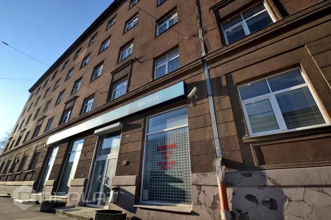 Iznomā apsildāmas noliktavas telpas 117,4 m2 platībā. Telpās griestu augstums ir 2,40 m , — vēl bildes
