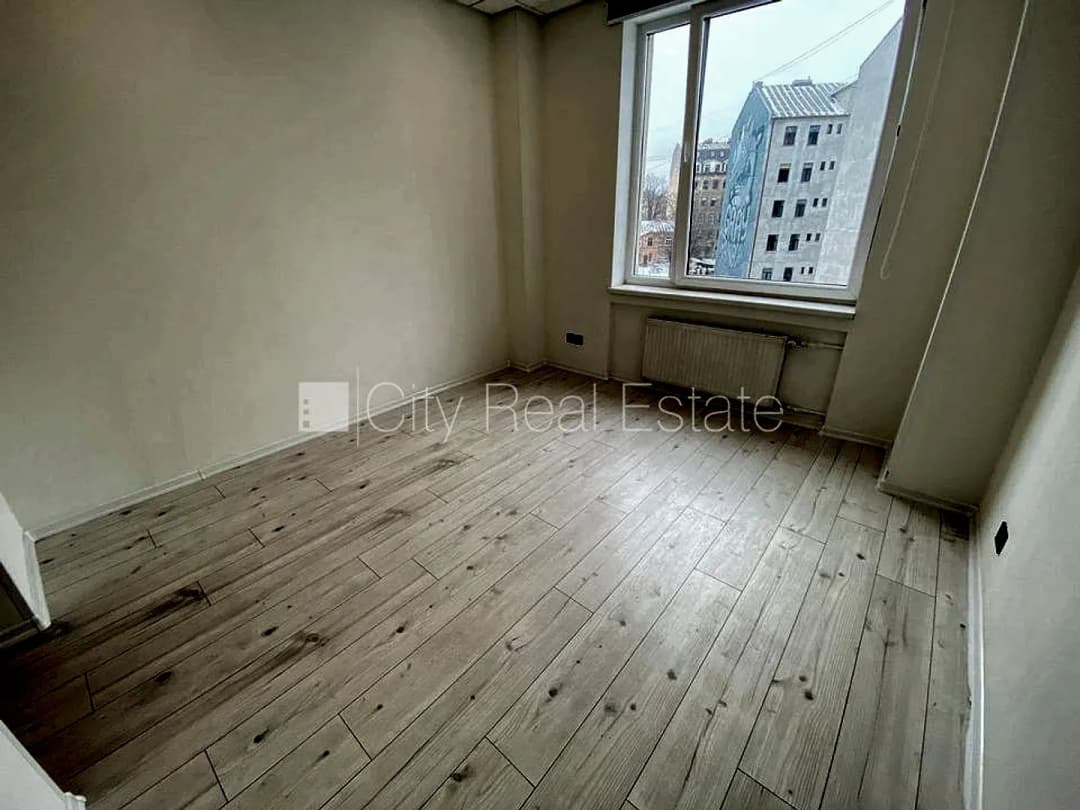 Jaunceltne, fasādes māja, slēgts pagalms, ieeja no ielas, ir lifts, kāpņu telpa pēc — bilde 2