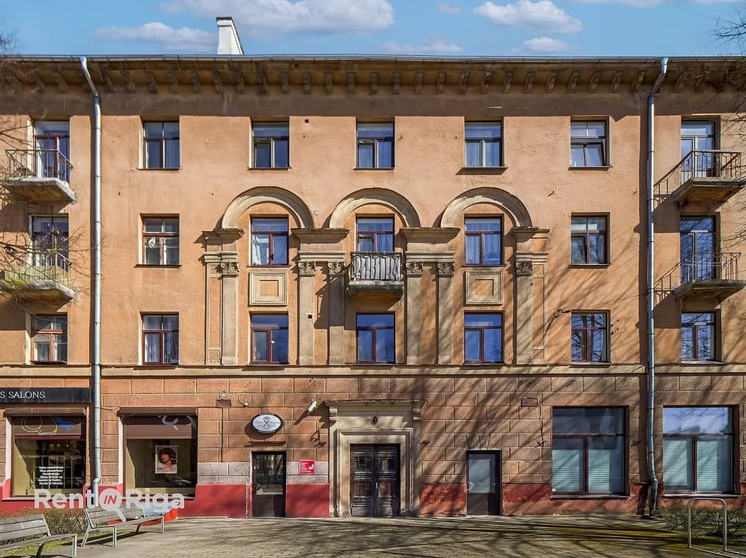 Dzirnavu iela 149A, Centrs