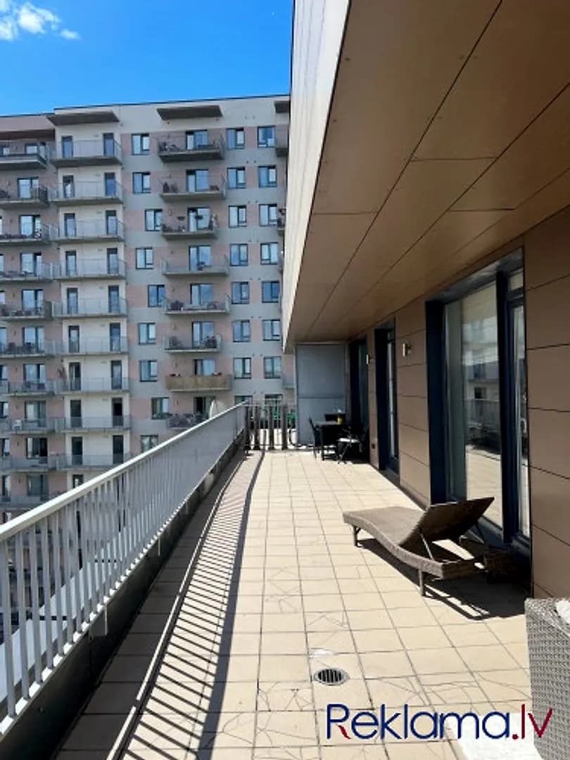 Tiek izīrēts pēdējā stāva dzīvoklis ar lielu terasi (50 m2) Jaunajā Teikā. Dzīvojamā