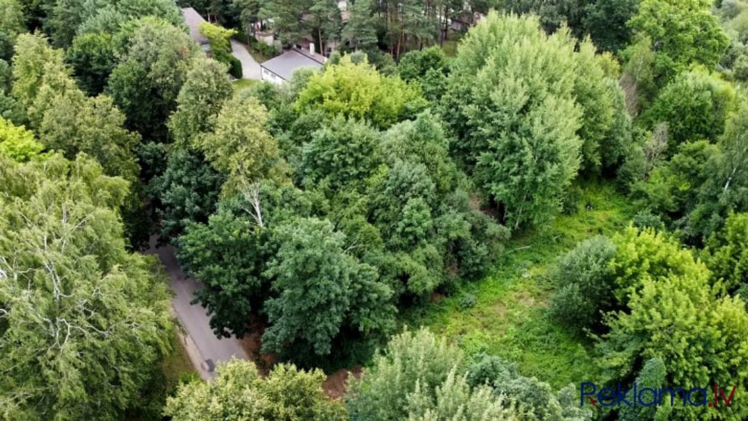 Pārdod plašu zemes gabalu Mežaparkā. Tieši pie Visbijas prospekta, blakus ir pieejamas visas — vēl bildes