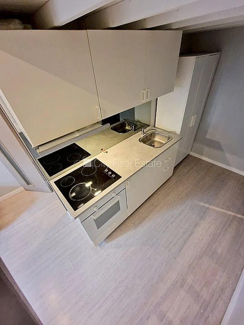 Fasādes māja, renovēta māja, slēgts pagalms, ieeja no ielas, kāpņu telpa pēc kapitālā