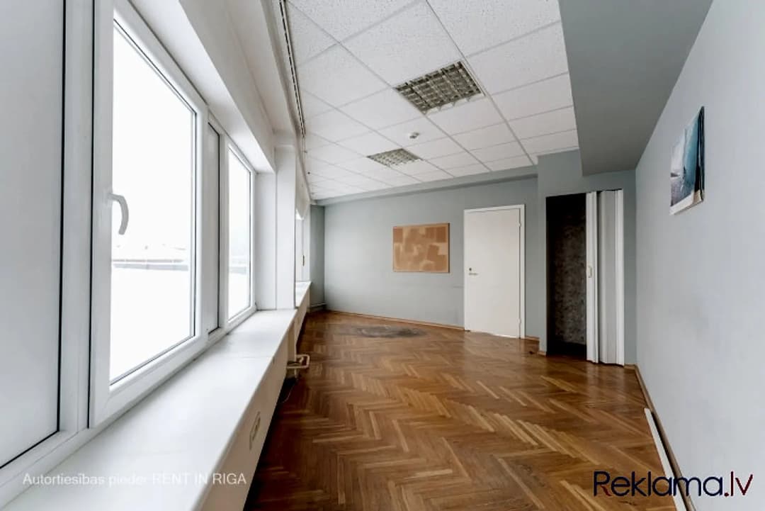 Gaišs birojs ar milzīgu terasi Ganību dambī 36. Caurstaigājama telpa 36 kvm, izolēta — bilde 3