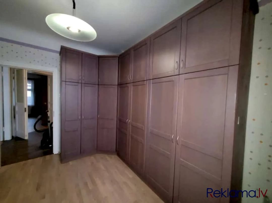 Tiek pārdots plašs, silts, daļēji mēbelēts, pēc kosmētiskā remonta 5 istabu dzīvoklis ar — vēl bildes