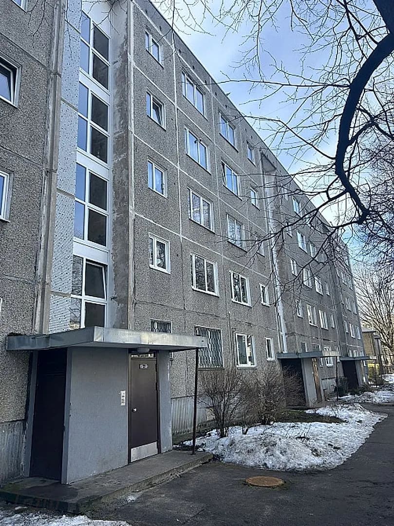 Pārdod remontējamu dzīvokli Iļģuciema centrā.
Vidējais stāvs, vidējā kāpņu telpa.