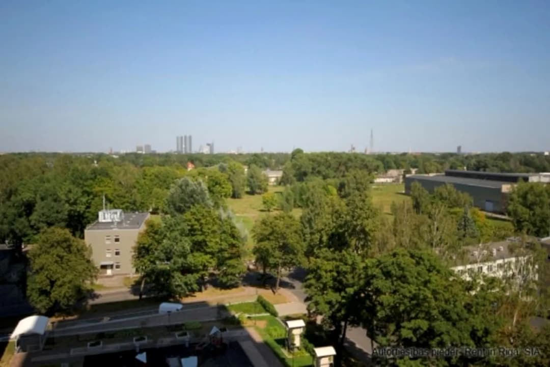 Pārdod modernu un gaumīgi iekārtotu 2 istabu dzīvokli projektā Panorama Plaza. Izbaudi — bilde 2