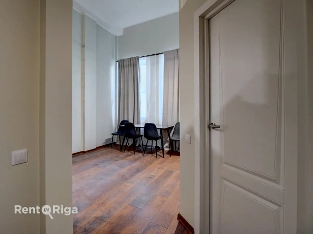 Pieejams plašs lofta tipa dzīvoklis divos stāvos ar atsevišķu istabu un lielu, plašu