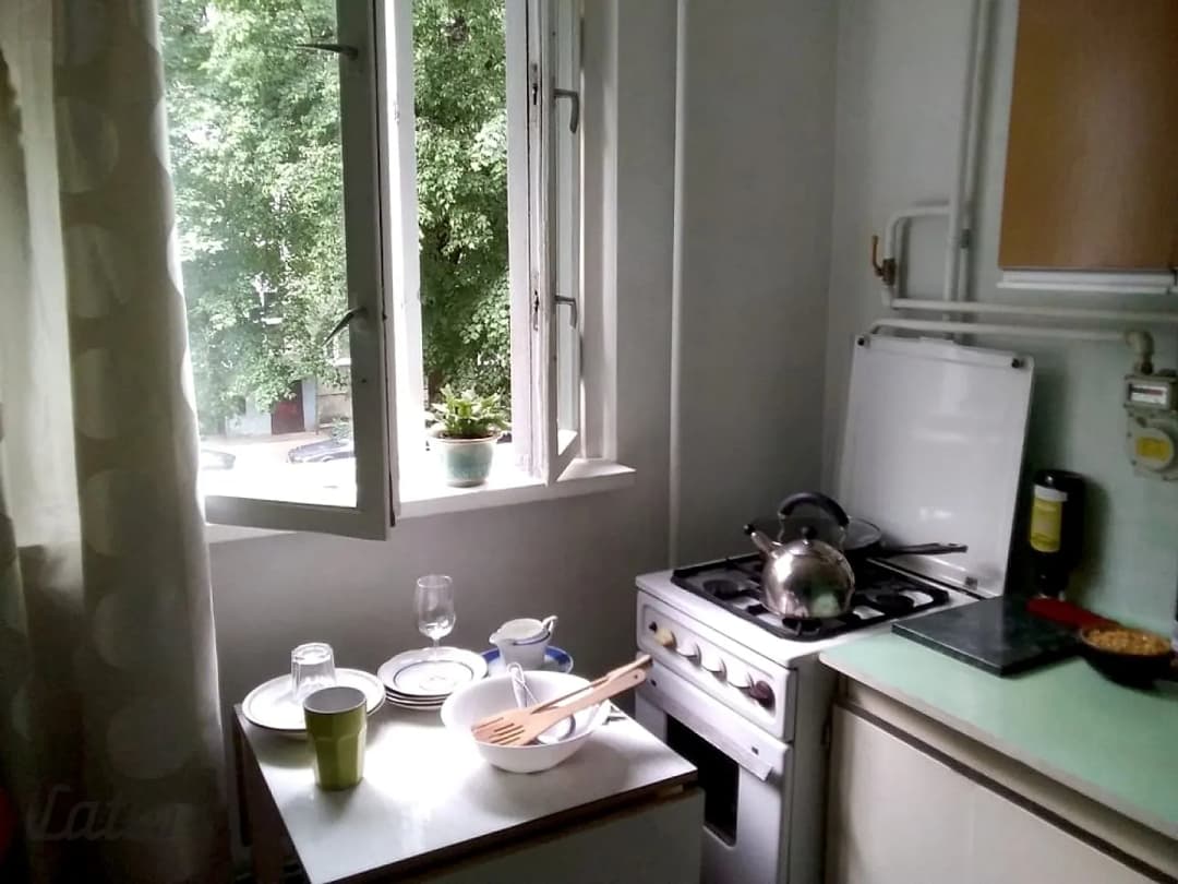 Pārdod remontējamu dzīvokli Iļģuciema centrā.
Vidējais stāvs, vidējā kāpņu telpa. — bilde 3