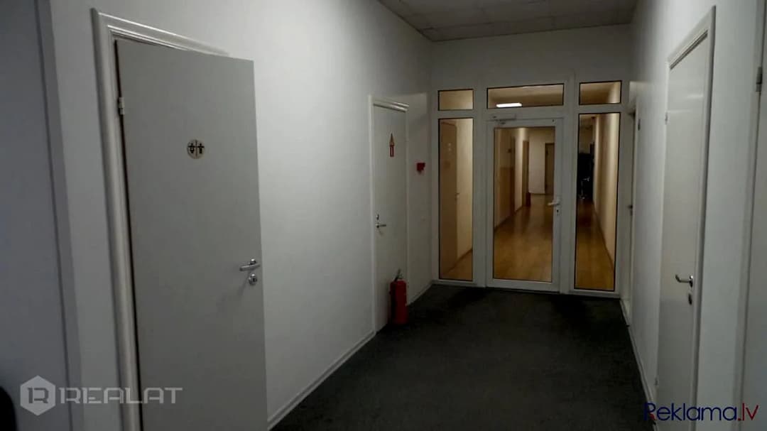 Stilīga un ērta peldoša vasaras māja, ko var novietot jebkurā vietā tieši uz ūdens. — bilde 4