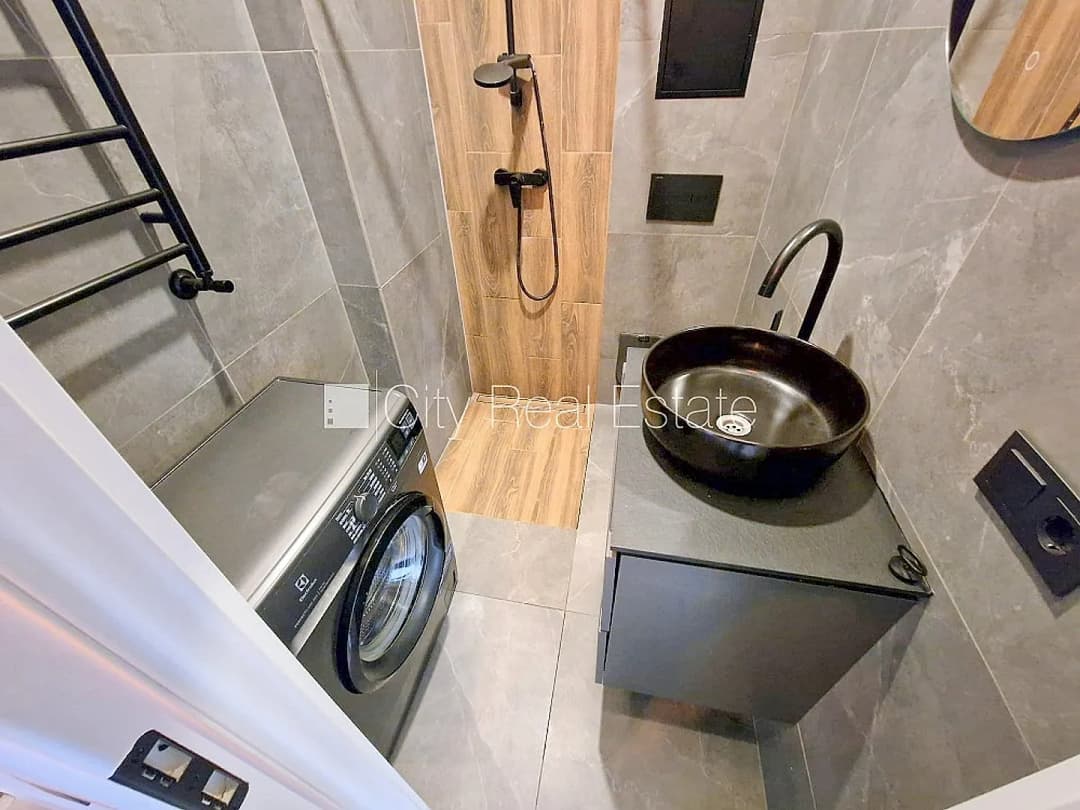 Jaunceltne, fasādes māja, ieeja no ielas, ir lifts, kāpņu telpa pēc kapitālā remonta, logi — bilde 4