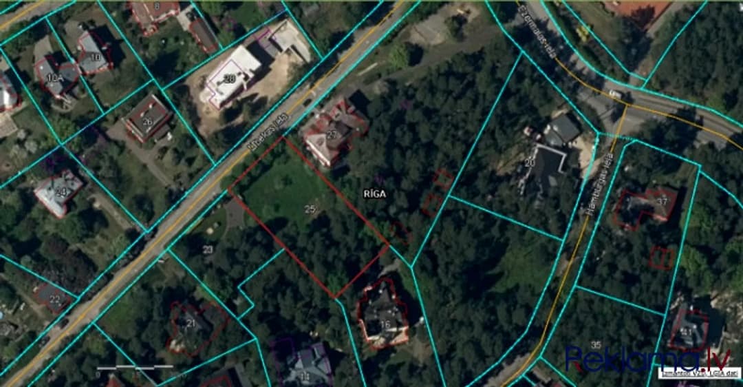 Iegādei tiek piedāvāts ekskluzīvs zemes gabals Mežaparkā. Mazstāvu dzīvojamās apbūves — vēl bildes