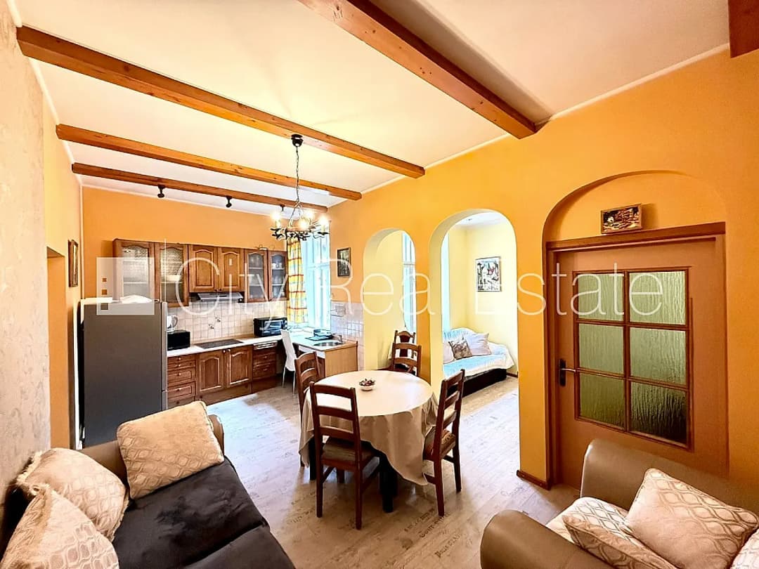 Fasādes māja, renovēta māja, ieeja no ielas, kāpņu telpa pēc kosmētiskā remonta, logi