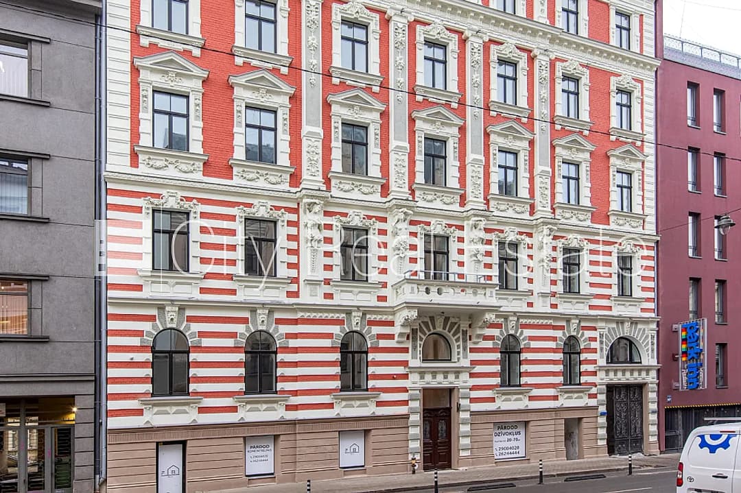 Projekts - Tal Residence, zeme īpašumā, rindu māja, monolīta betona sienas, pagrabstāvā