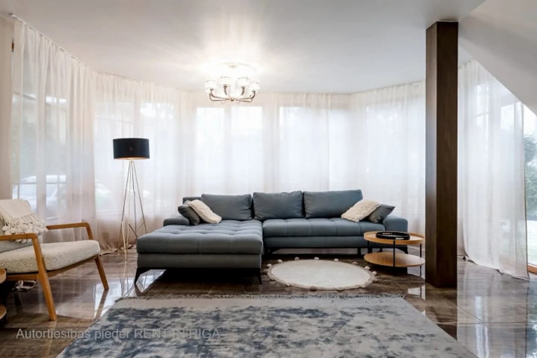 Tiek pārdota 3 stāvu māja (dvīnu mājas sekcija), 1 līnijā, Bulduri, Jūrmala. Mājas — vēl bildes