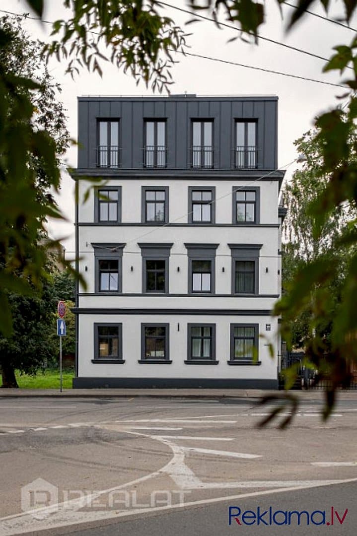 Pilsētas centrs, miers un saulains skats no rīta kafijas tasītei viss vienā dzīvoklī. — bilde 2