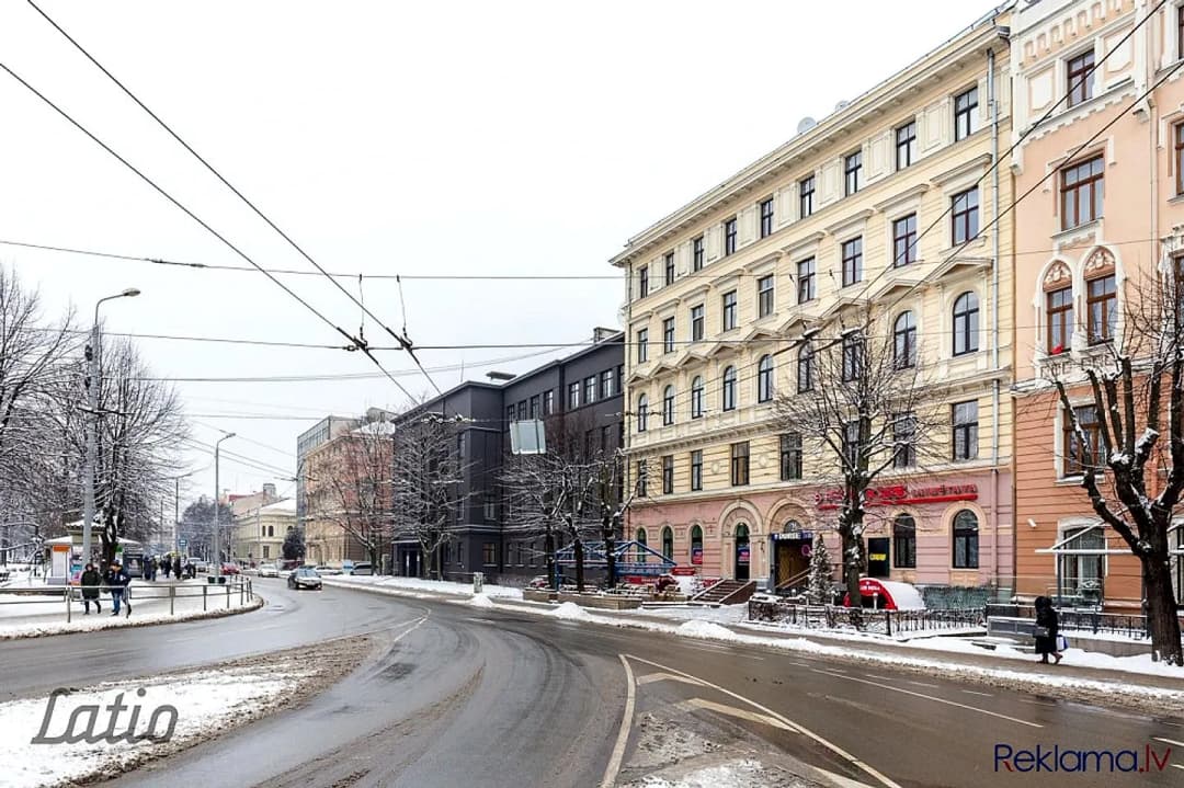 Ilgtermiņa īrei tiek piedāvāts divistabu dzīvoklis Rīgas centrā. 
Dzīvoklis aprīkots ar