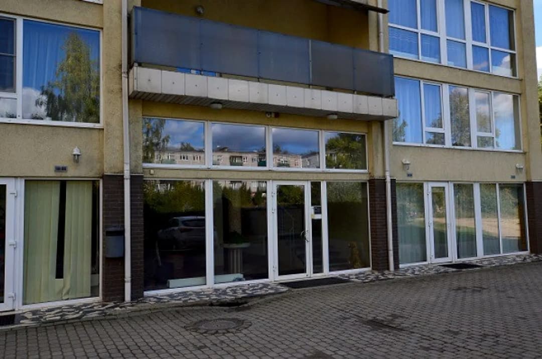 Divu līmeņu studio tipa vienistabas dzīvoklis. Dzīvojamā istaba ar starpsienu sadalīta — bilde 4