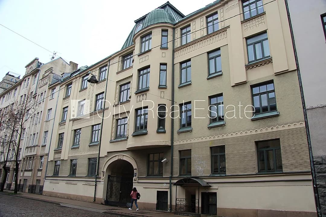 Pagalma ēka, renovēta māja, labiekārtots apzaļumots pagalms, slēgts pagalms, ieeja no
