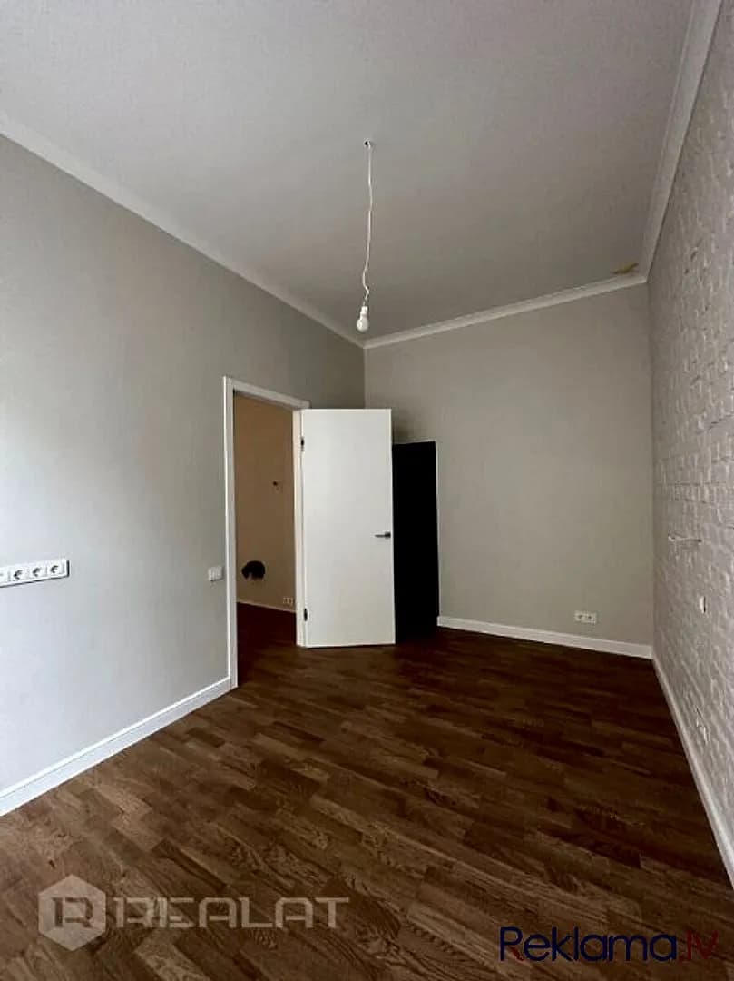 Attīstītājs piedāvā 2-istabu dzīvokli pilnībā renovētā mājā Rīgas centrā. Cena — bilde 3