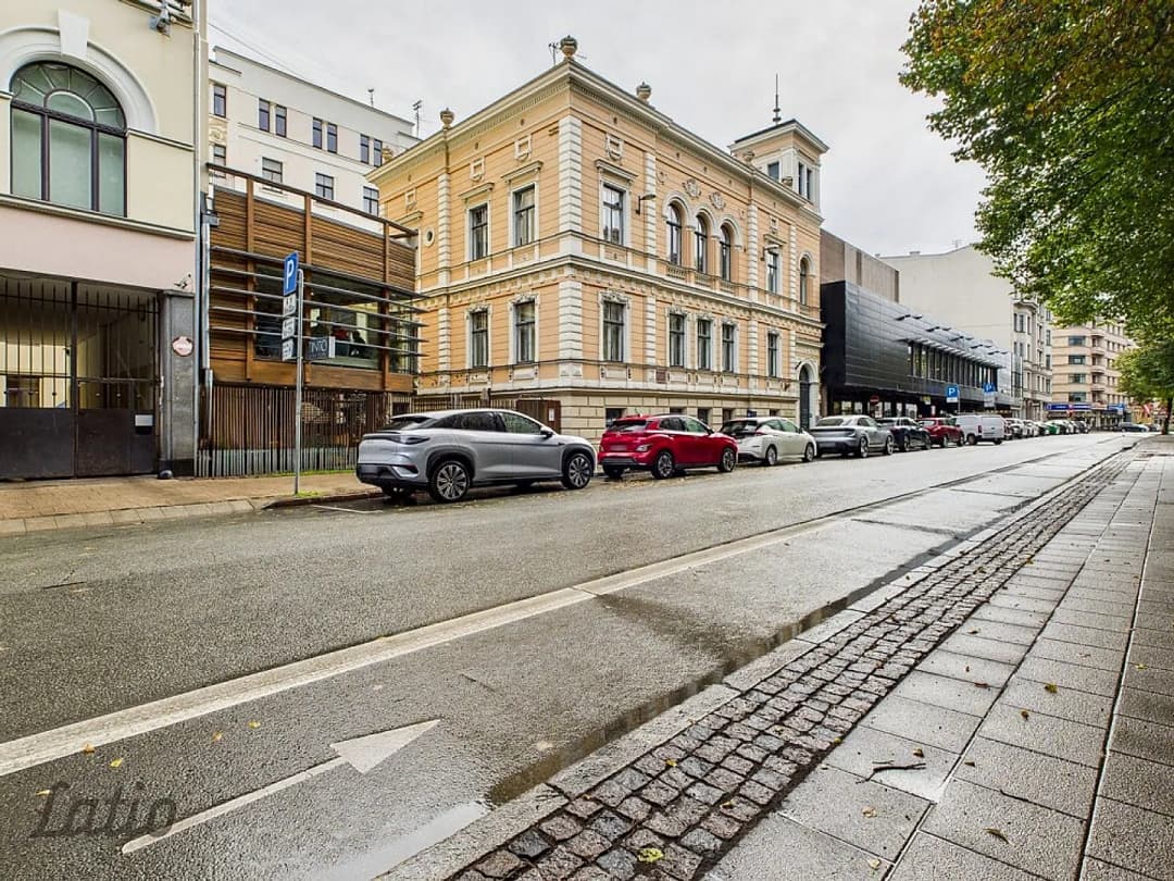 Investīciju iespēja ar stāvvietu plašas telpas renovētā vēsturiskā ēkā
Pārdod plašu — bilde 3