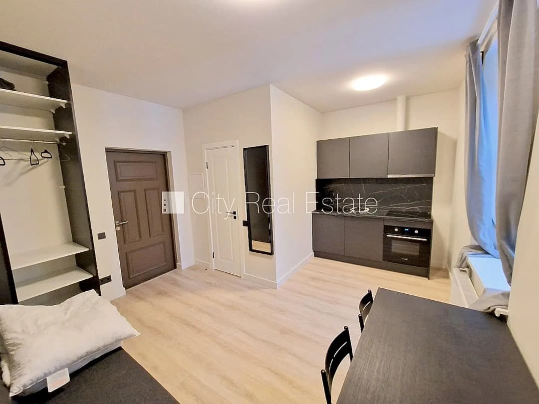 Fasādes māja, renovēta māja, slēgts pagalms, ieeja no ielas, ir lifts, kāpņu telpa pēc