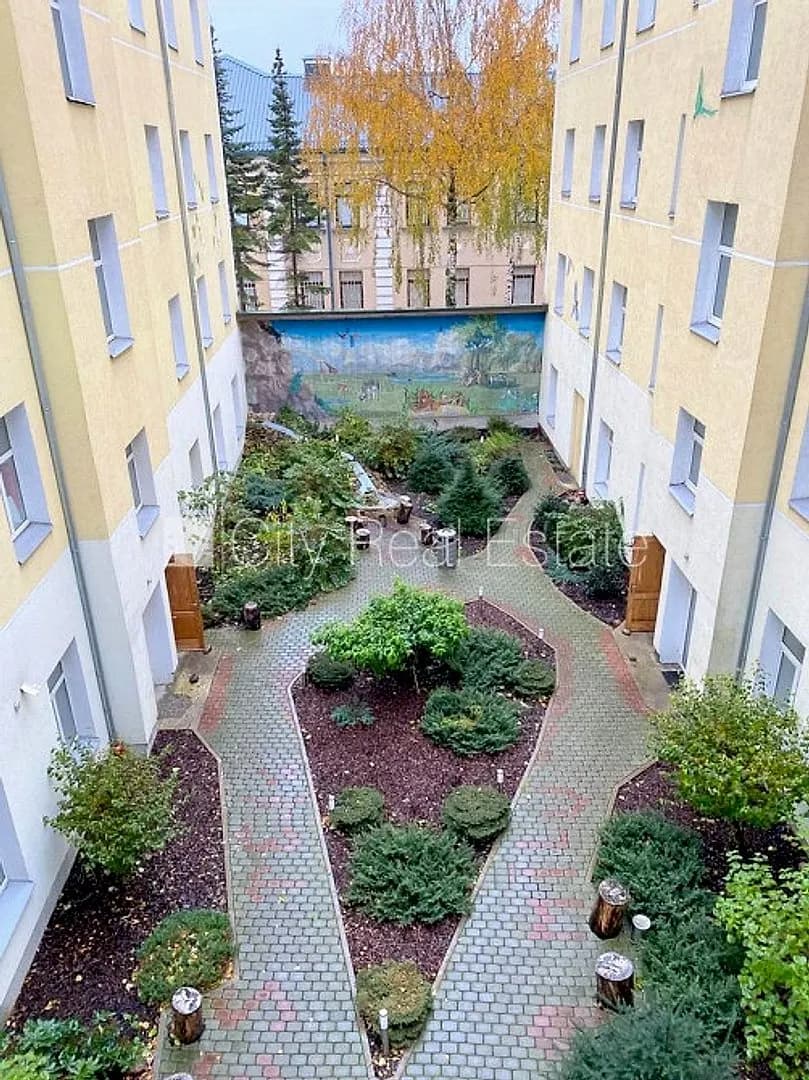 Fasādes māja, renovēta māja, labiekārtots apzaļumots pagalms, slēgts pagalms, ieeja no — vēl bildes