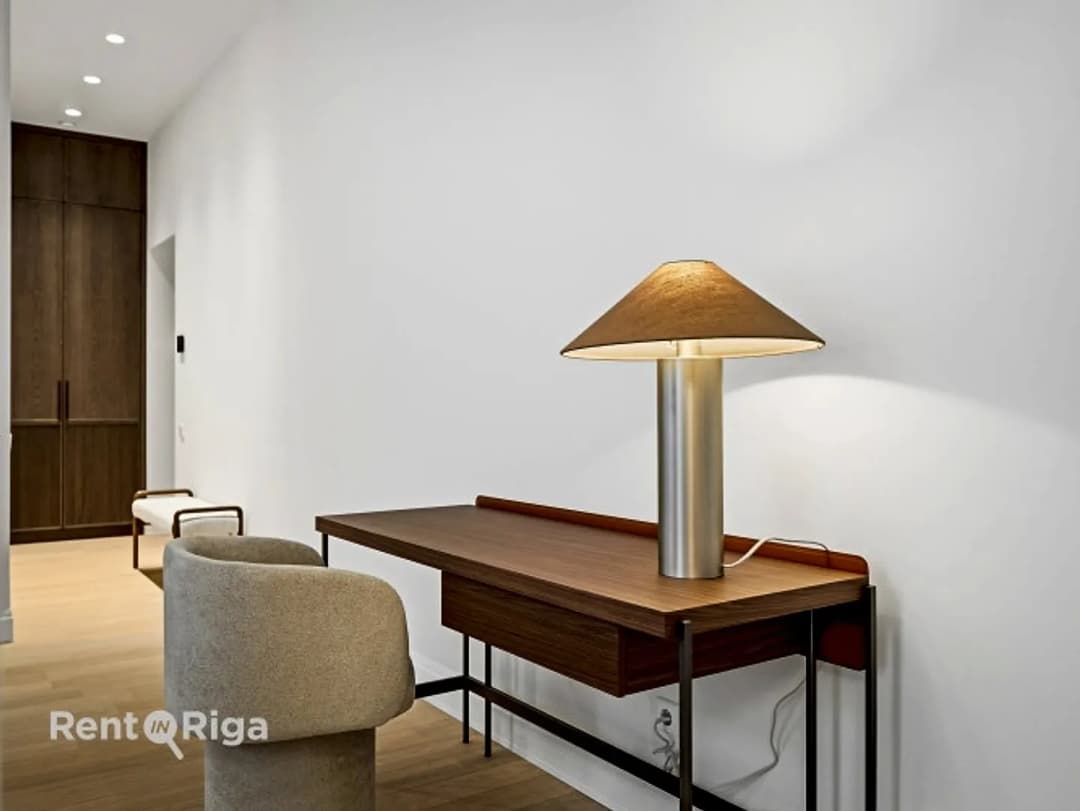 Piedāvājam jaunu elegantu dzīvokli renovētā ēkā pašā Rīgas centrā, preti parkam, pie — vēl bildes