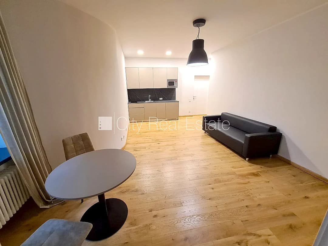 Pagalma ēka, renovēta māja, slēgts pagalms, ieeja no pagalma, ir lifts, kāpņu telpa pēc — bilde 2