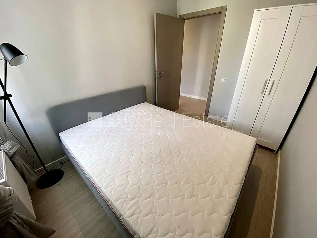 Pagalma ēka, renovēta māja, slēgts pagalms, ieeja no ielas un pagalma, kāpņu telpa pēc — vēl bildes