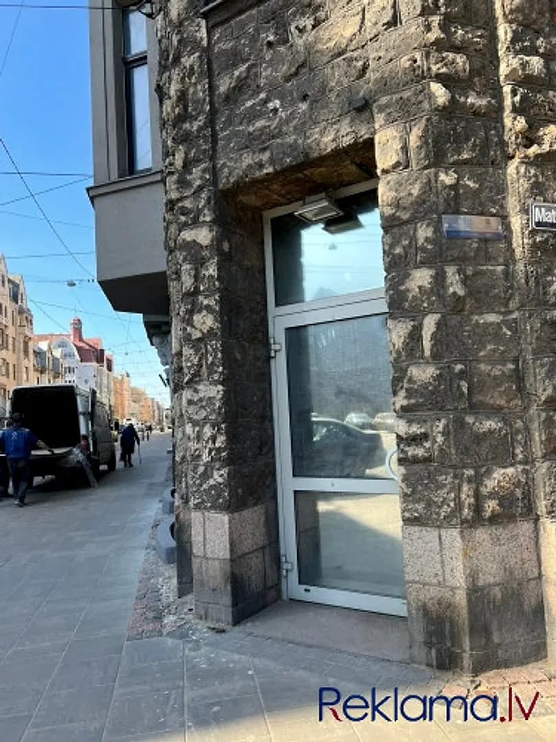 Tirdzniecības telpas uz Matīsa un Čaka stūra. Visā ēkā tikko ir pabeigta renovācija. — bilde 4