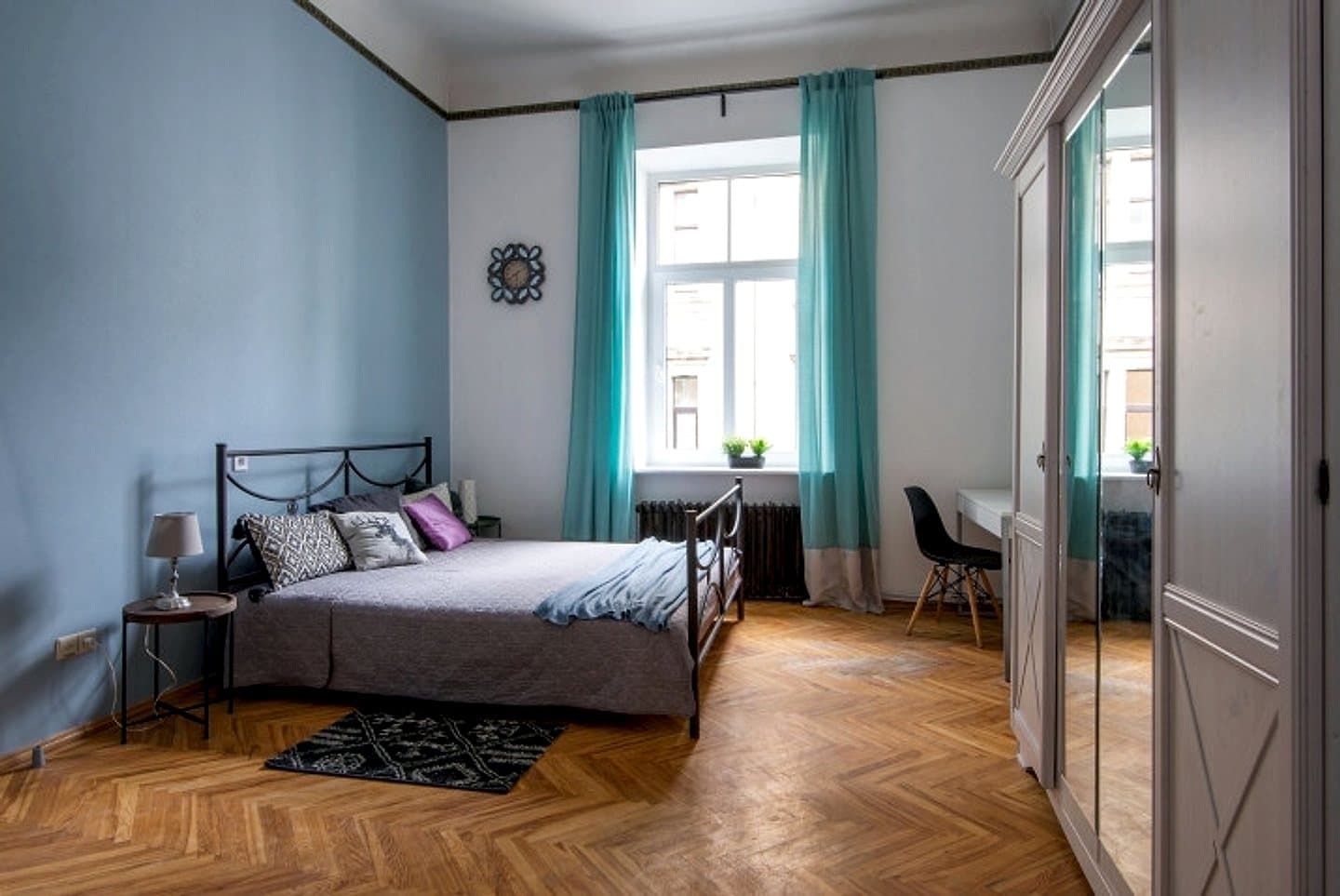 Tiek izīrēts, skaists, gaišs, 5 istabu dzīvoklis Rīgas centrā. Visas istabas izolētas. 3 — bilde 2