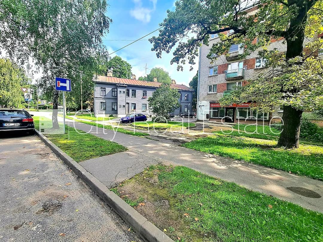 Fasādes māja, ieeja no ielas un pagalma, telpas izolētas, centrālā apkure, lielie skatlogi, — bilde 3