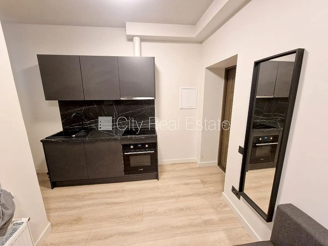 Fasādes māja, renovēta māja, ieeja no ielas, ir lifts, kāpņu telpa pēc kapitālā remonta, — vēl bildes