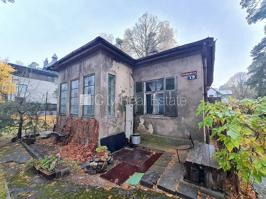 Zeme īpašumā, privātmāja, metāla jumta segums, labiekārtota apzaļumota teritorija 1448 m2, — vēl bildes