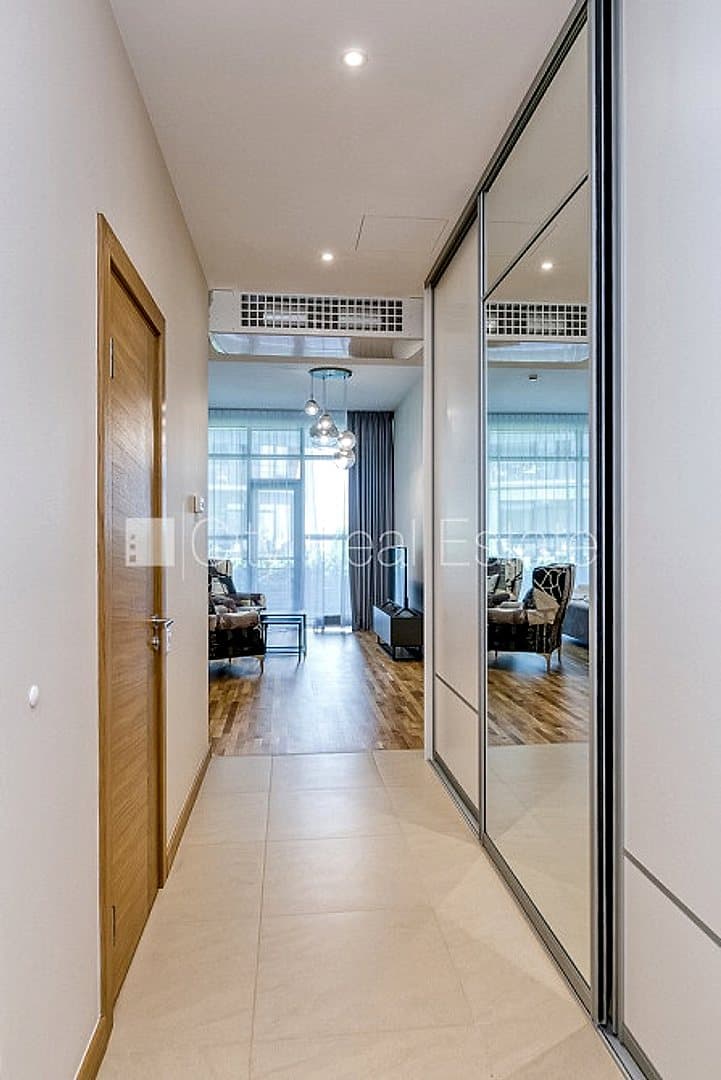 Pagalma māja, renovēta māja, slēgts pagalms, ieeja no pagalma, ir lifts, kāpņu telpa pēc — vēl bildes