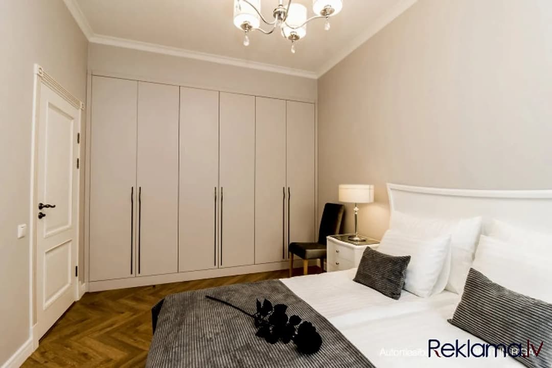 Piedāvājam īrēt ekskluzīvus četru istabu apartamentus Rīgas centrā, jaunā rekonstruētā — bilde 2