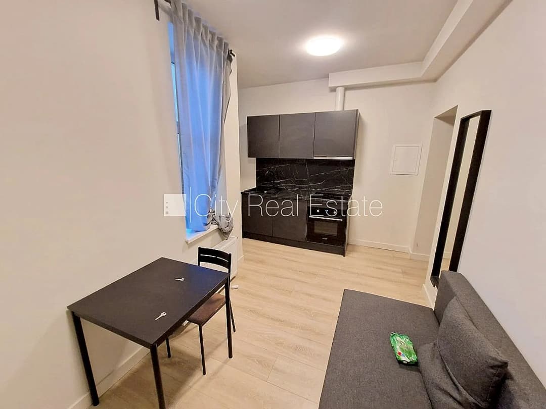 Fasādes māja, renovēta māja, ieeja no ielas, ir lifts, kāpņu telpa pēc kapitālā remonta,