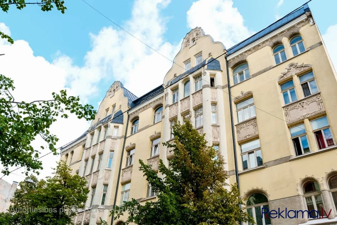 Tiek pārdots 2 istabu dzīvoklis atjaunotā jūgendstila ēkā Rīgas centrā. Ēka piederēja — bilde 2