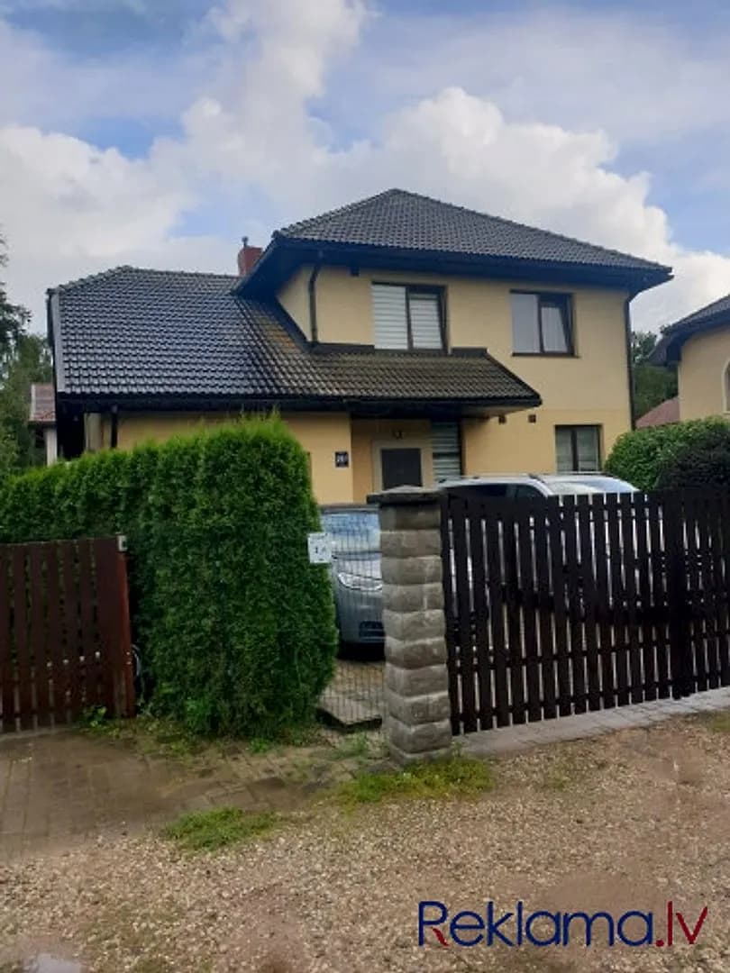 Tiek pārdota divstāvu māja ar platību 245 kv. m klusā rajonā Jūrmalā-Valteros. Blakus upe
