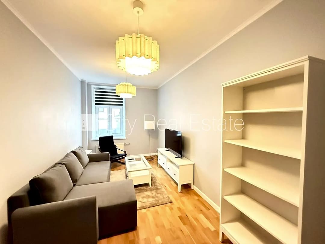 Fasādes māja, renovēta māja, slēgts pagalms, ieeja no ielas un pagalma, beletāža, kāpņu