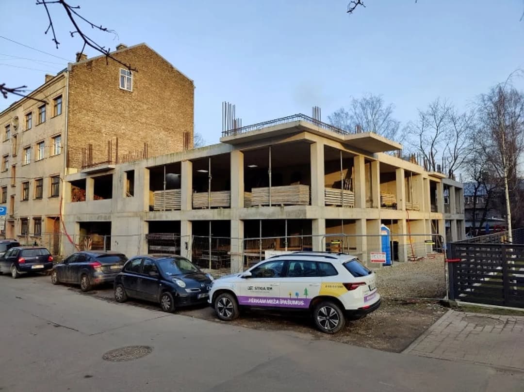 Zeme ar daudzdzīvokļu mājas būvprojektu un iesāktu būvniecību. Projektā ir 33 dzīvokļi — bilde 2
