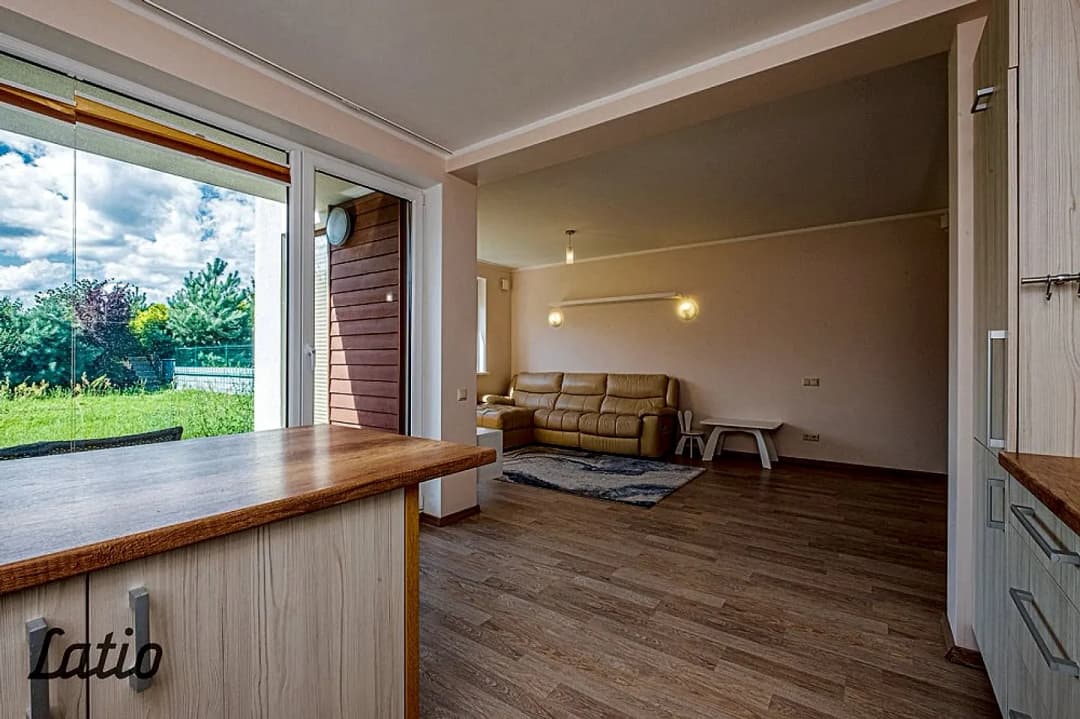 Izīrē no 01.04.2026 skaistu, plašu māju privātmāju ciematā Piņķos. 
Mājas pirmajā — bilde 3