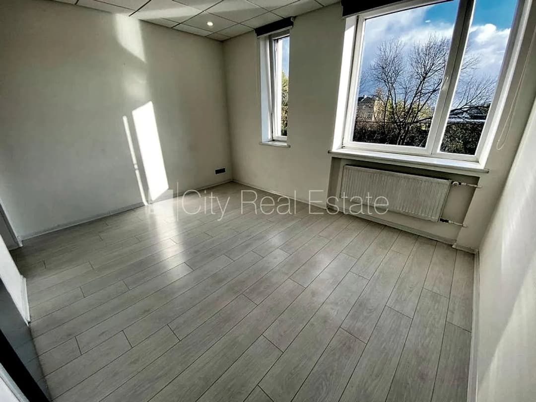 Fasādes māja, renovēta māja, slēgts pagalms, ieeja no ielas, ir lifts, kāpņu telpa pēc